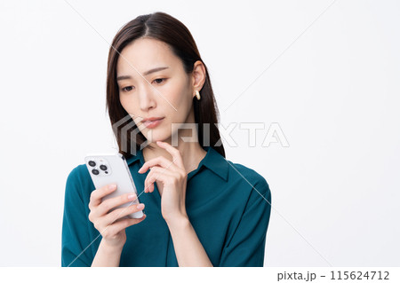 スマホを使う若い女性 115624712