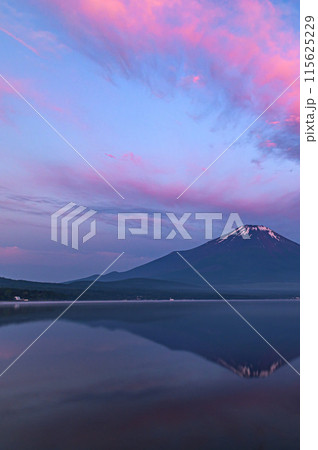 朝焼けの空と逆さ富士のシルエット・山中湖 115625229