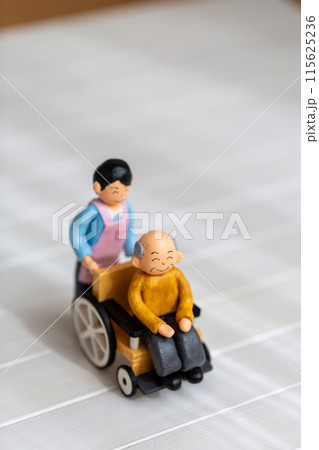 手作り紙粘土人形　介護 115625236