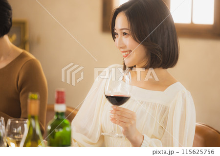 ワインで乾杯する女性　 115625756