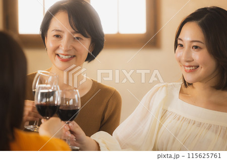 ワインで乾杯する女性 ワインで乾杯する女性 115625761