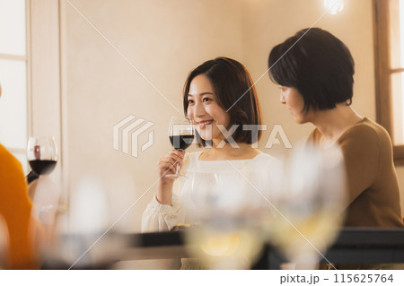 ワインで乾杯する女性  ワインで乾杯する女性  115625764
