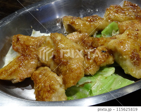 鉄板で焼いた鶏もも肉 115625819