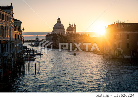 ロマンチックなヴェネチアの夜明け 115626224