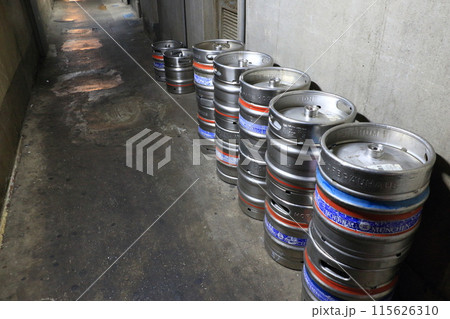 居酒屋のバックヤード 生ビールの樽 居酒屋のバックヤード 生ビールの樽 115626310