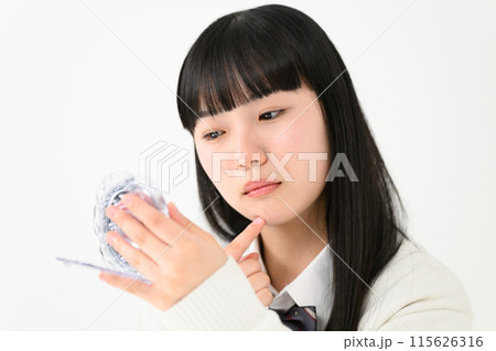 肌荒れを気にする女子高生 115626316