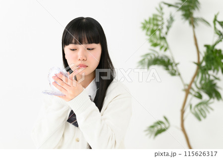 肌荒れを気にする女子高生 115626317
