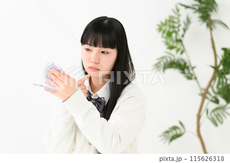 肌荒れを気にする女子高生 115626318
