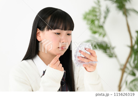 肌荒れを気にする女子高生 115626319
