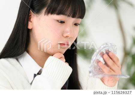 肌荒れを気にする女子高生 115626327