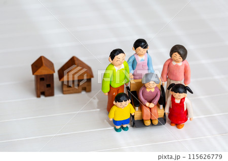 手作り紙粘土人形　家族　マイホーム　2世帯住宅 115626779