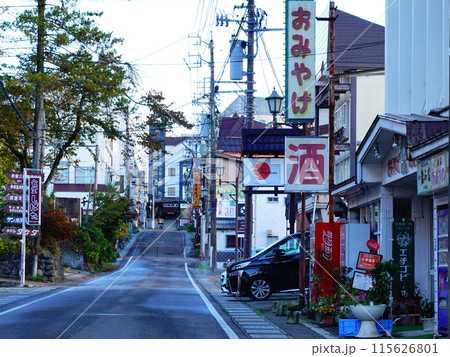 早朝の新潟県妙高市赤倉温泉街 115626801