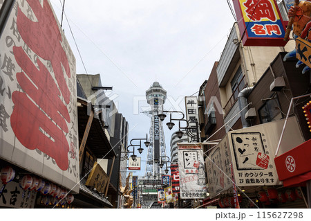 新世界中心部に建つ展望塔「通天閣」(2024年5月2日撮影) 新世界中心部に建つ展望塔「通天閣」(2024年5月2日撮影) 115627298