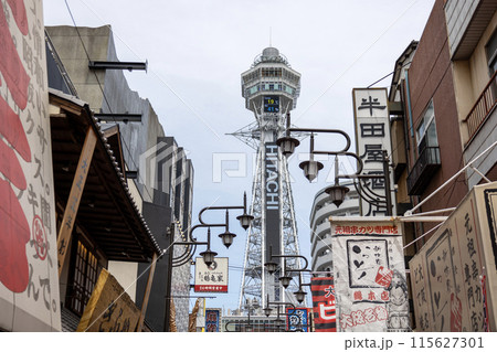 新世界中心部に建つ展望塔「通天閣」(2024年5月2日撮影) 新世界中心部に建つ展望塔「通天閣」(2024年5月2日撮影) 115627301