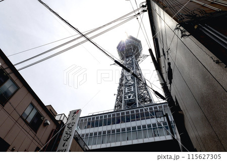 新世界中心部に建つ展望塔「通天閣」（2024年5月2日撮影） 115627305