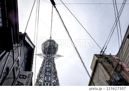 新世界中心部に建つ展望塔「通天閣」(2024年5月2日撮影) 新世界中心部に建つ展望塔「通天閣」(2024年5月2日撮影) 115627307