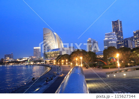 横浜みなとみらい最大の緑地 臨港パークの夜景 横浜みなとみらい最大の緑地 臨港パークの夜景 115627344