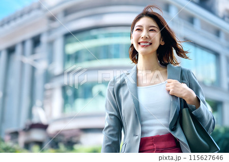 通勤するオシャレなビジネスウーマン 115627646