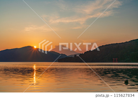 (神奈川県)元箱根から眺める富士山 夕陽 (神奈川県)元箱根から眺める富士山 夕陽 115627834