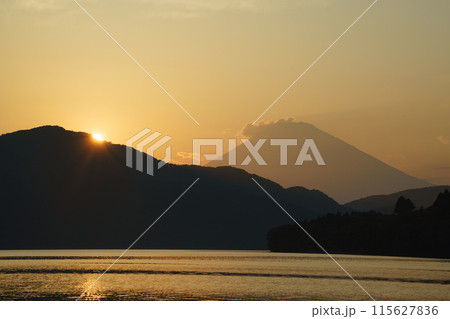 (神奈川県)元箱根から眺める富士山 夕陽 (神奈川県)元箱根から眺める富士山 夕陽 115627836