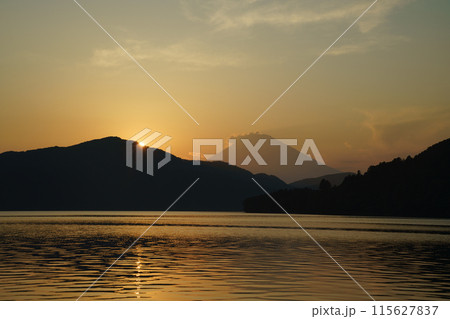 （神奈川県）元箱根から眺める富士山　夕陽 115627837
