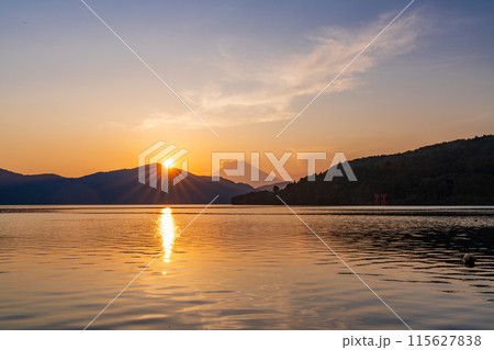 （神奈川県）元箱根から眺める富士山　夕陽 115627838