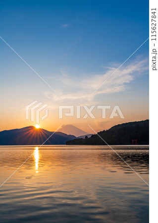 (神奈川県)元箱根から眺める富士山 夕陽 (神奈川県)元箱根から眺める富士山 夕陽 115627841