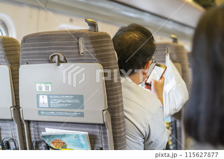 新幹線車内でスマホを利用する 115627877