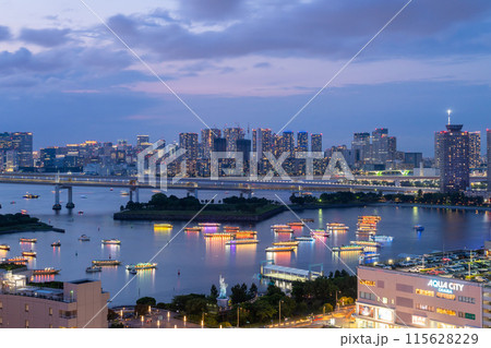 お台場に集まるカラフルな納涼船 115628229