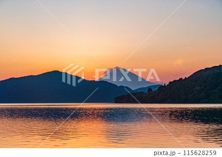 (神奈川県)元箱根から眺める富士山 夕景 (神奈川県)元箱根から眺める富士山 夕景 115628259