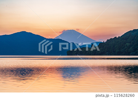 (神奈川県)元箱根から眺める富士山 夕景 (神奈川県)元箱根から眺める富士山 夕景 115628260
