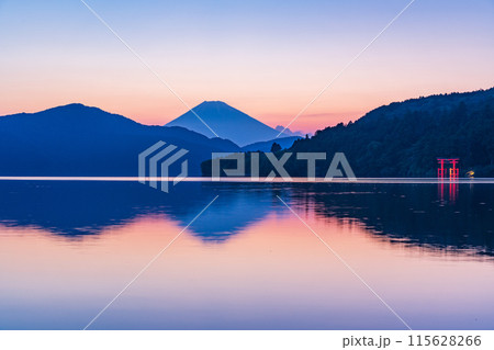 (神奈川県)元箱根から眺める富士山 夕景 (神奈川県)元箱根から眺める富士山 夕景 115628266