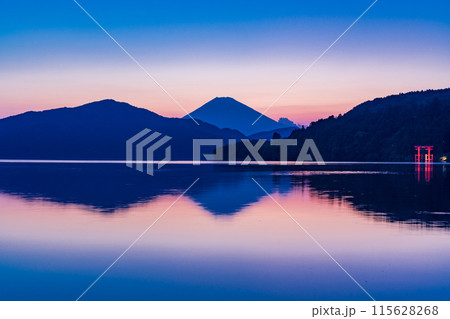 （神奈川県）元箱根から眺める富士山　夕景 115628268