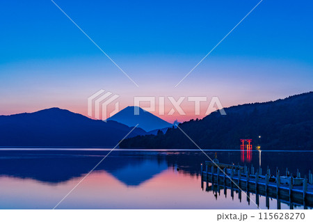 （神奈川県）元箱根から眺める富士山　夕景 115628270