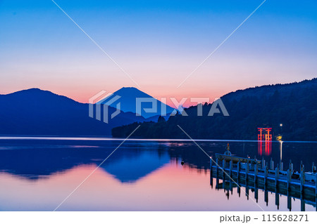 (神奈川県)元箱根から眺める富士山 夕景 (神奈川県)元箱根から眺める富士山 夕景 115628271