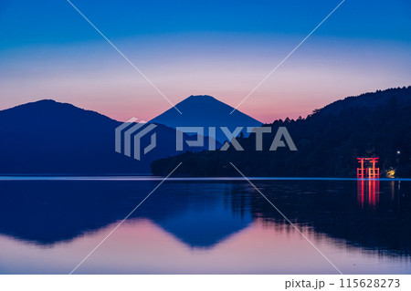 （神奈川県）元箱根から眺める富士山　夕景 115628273