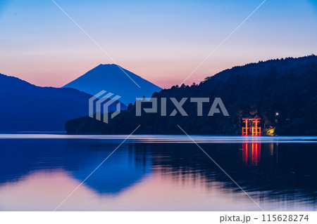 （神奈川県）元箱根から眺める富士山　夕景 115628274