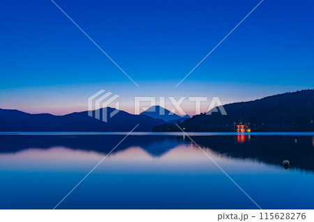 （神奈川県）元箱根から眺める富士山　夕景 115628276