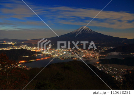 御坂山地から見る富士山と河口湖の夜明け 御坂山地から見る富士山と河口湖の夜明け 115628281