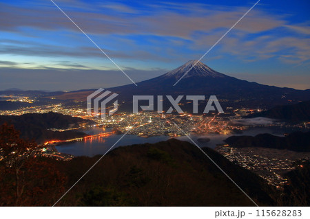 御坂山地から見る富士山と河口湖の夜明け 115628283