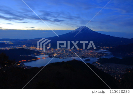 御坂山地から見る富士山と河口湖の夜明け 115628286