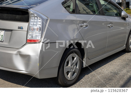 リヤバンパーをぶつけた銀色の車 リヤバンパーをぶつけた銀色の車 115628367