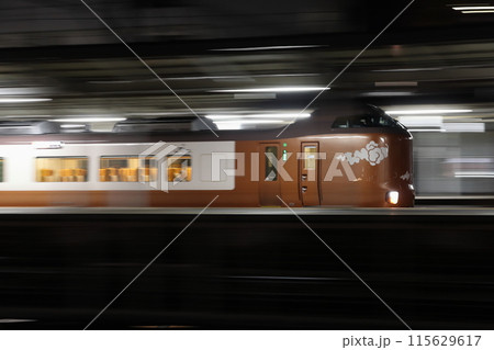 夜の倉敷駅を発車する伯備線特急やくも号(新型273系電車) 夜の倉敷駅を発車する伯備線特急やくも号(新型273系電車) 115629617