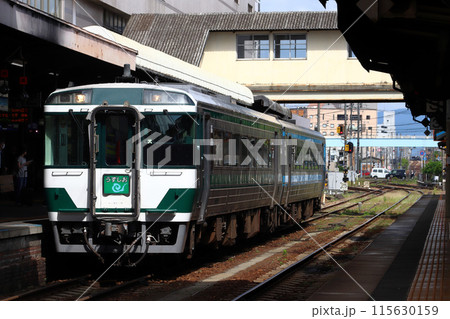 高徳線特急うずしお号(キハ185系国鉄色:徳島発高松行) 高徳線特急うずしお号(キハ185系国鉄色:徳島発高松行) 115630159