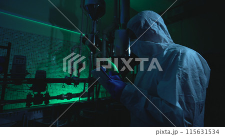 Nervous man steals secret production information from a laboratory, resulting in data leakage 115631534