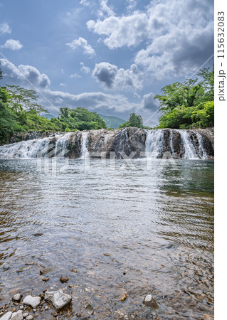 東栄町にある新緑に包まれた蔦の渕の風景(愛知県) 115632083