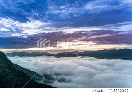 Orange sky and sea of clouds before sunrise. A peaceful, refreshing feeling. 115632302