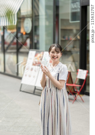 若くて可愛い日本人女性が屋外で水を飲む|熱中症対策|水分補給 若くて可愛い日本人女性が屋外で水を飲む|熱中症対策|水分補給 115632707