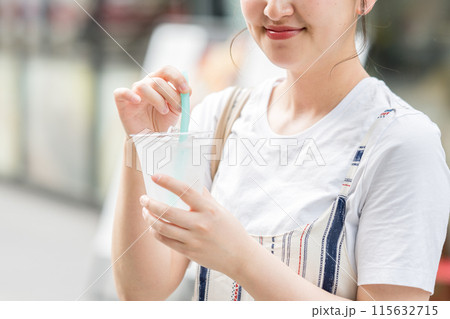 若くて可愛い日本人女性が屋外で水を飲む｜熱中症対策｜水分補給 115632715