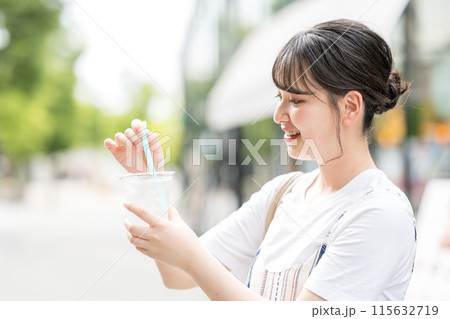 若くて可愛い日本人女性が屋外で水を飲む|熱中症対策|水分補給 若くて可愛い日本人女性が屋外で水を飲む|熱中症対策|水分補給 115632719